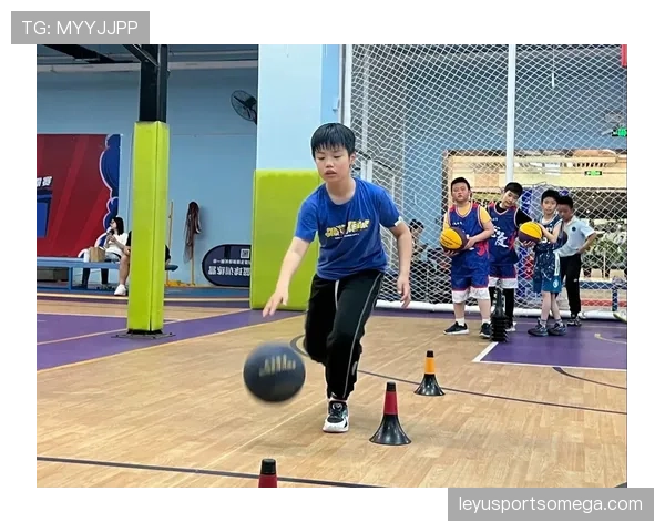 篮球比赛中，为什么脚踢球违例容易被忽视？