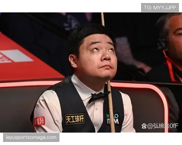 费钰婷训练完随手啃蛋白棒的样子，真不像刚拿冠军的人